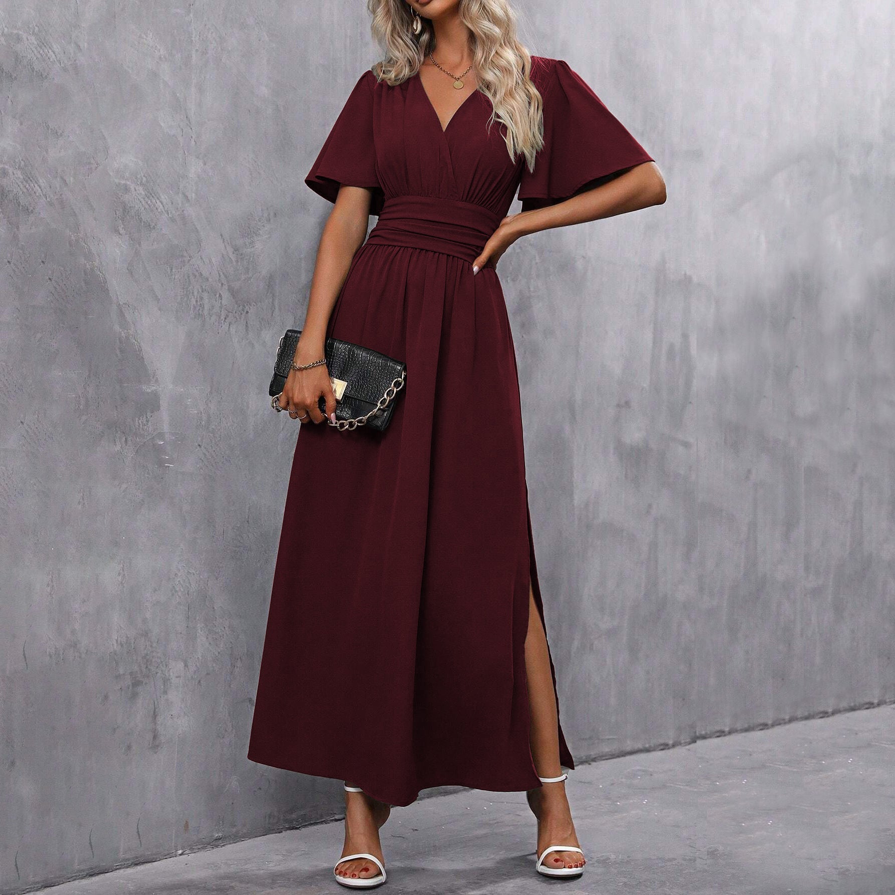 Eterna | Elegantes langes Kleid in Schwarz mit V-Ausschnitt und transparenten Ärmeln und Schlitz