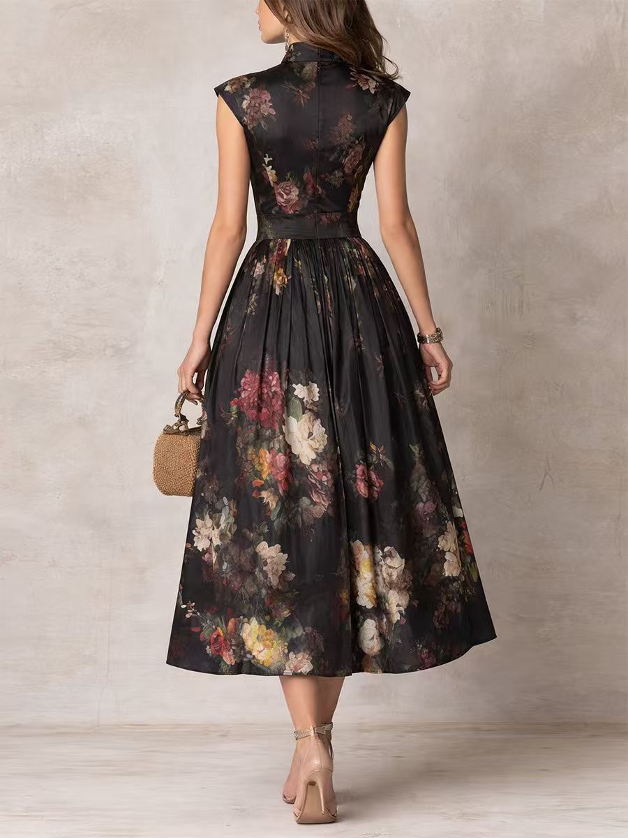 Schwarzes, plissiertes Midi-Seidenkleid mit Blumenmuster und hohem Kragen
