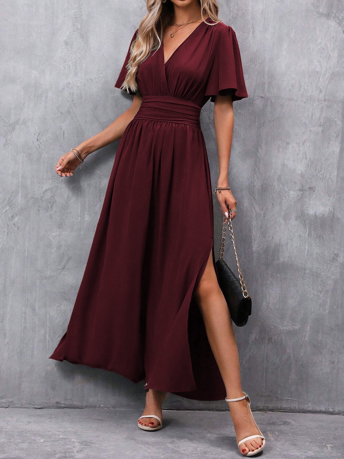 Eterna | Elegantes langes Kleid in Schwarz mit V-Ausschnitt und transparenten Ärmeln und Schlitz