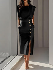 Tailliertes Kleid mit Schlitz