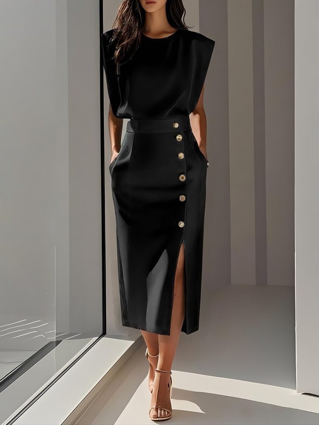 Tailliertes Kleid mit Schlitz