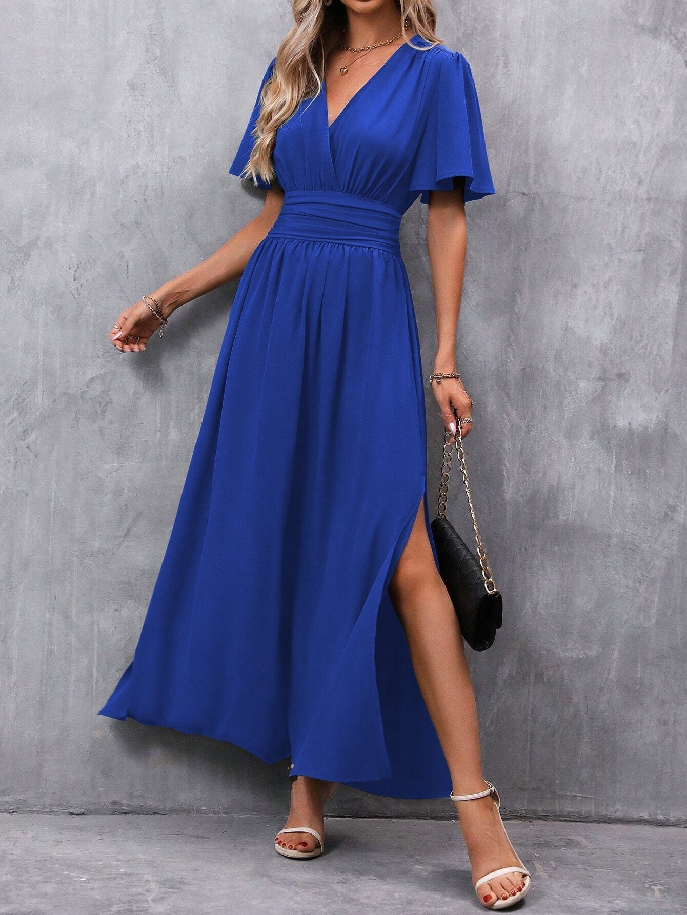Eterna | Elegantes langes Kleid in Schwarz mit V-Ausschnitt und transparenten Ärmeln und Schlitz