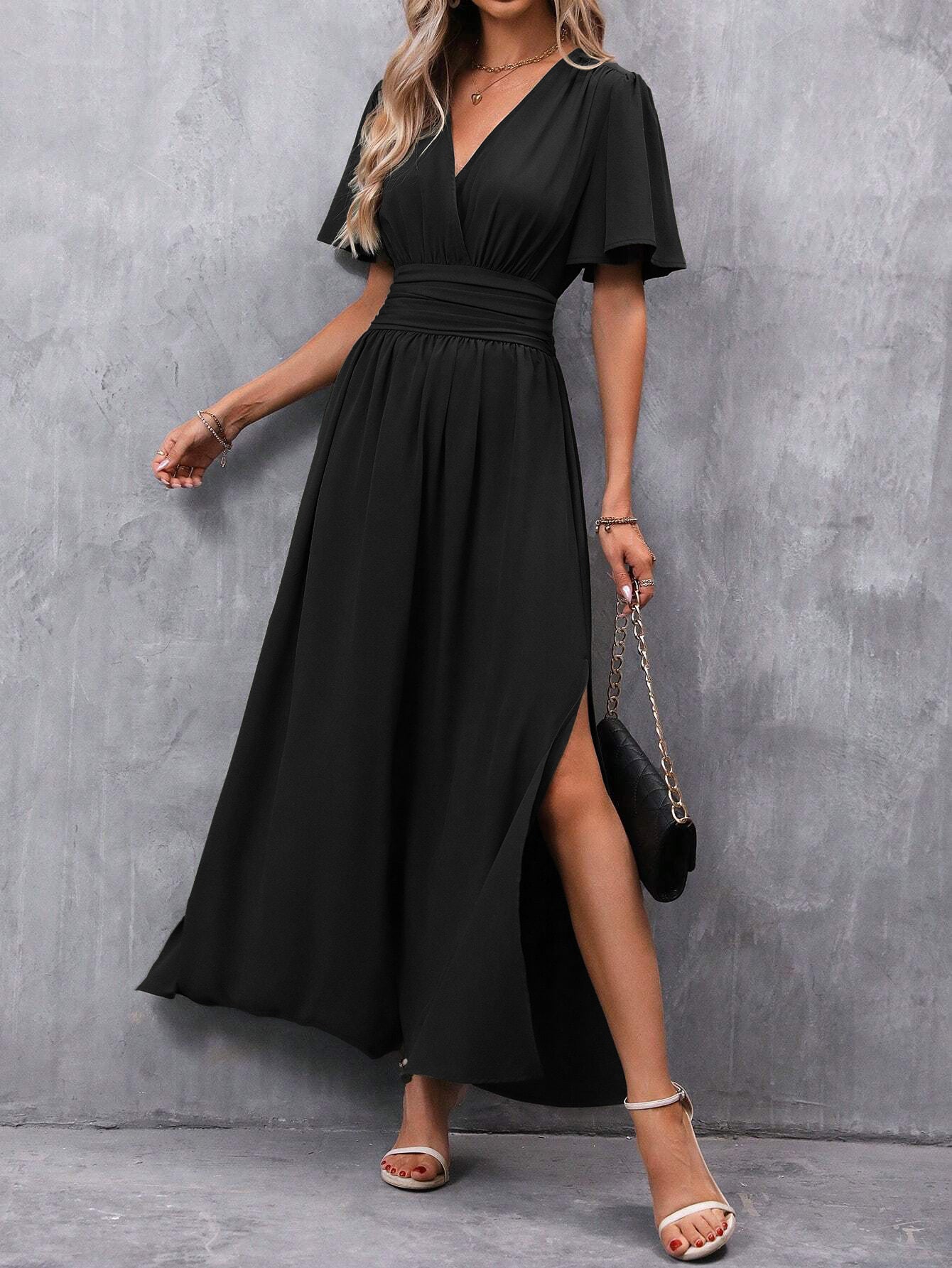 Eterna | Elegantes langes Kleid in Schwarz mit V-Ausschnitt und transparenten Ärmeln und Schlitz