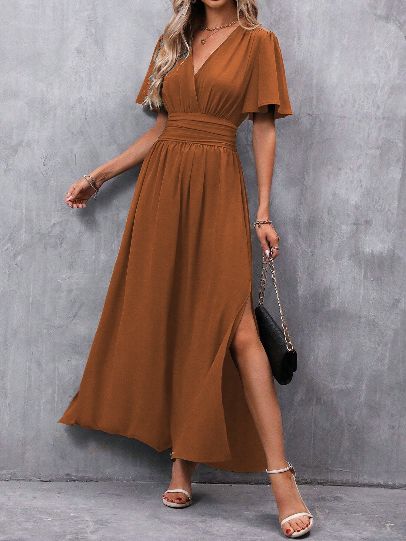 Eterna | Elegantes langes Kleid in Schwarz mit V-Ausschnitt und transparenten Ärmeln und Schlitz