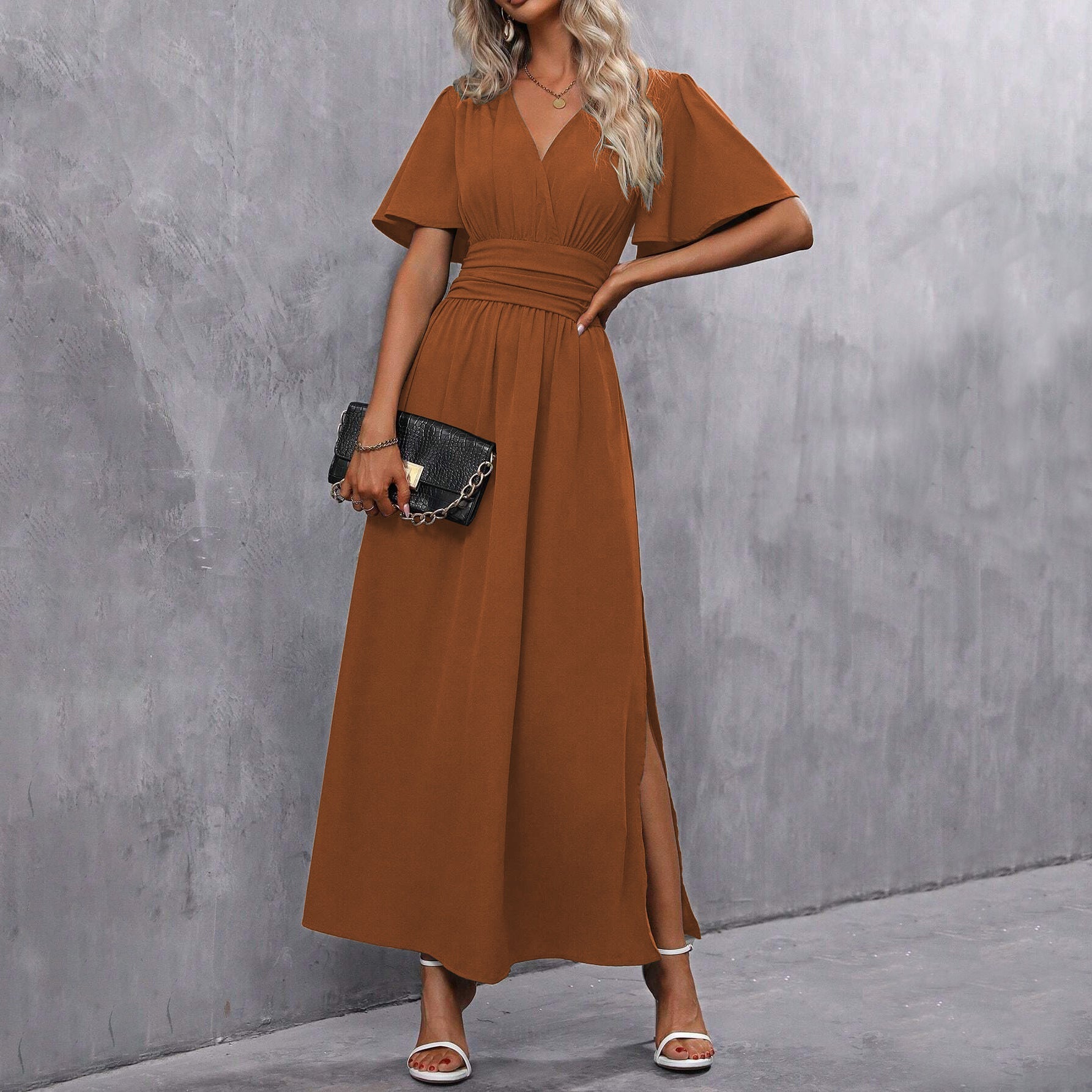 Eterna | Elegantes langes Kleid in Schwarz mit V-Ausschnitt und transparenten Ärmeln und Schlitz