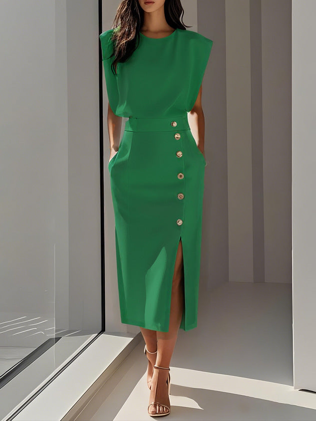 Tailliertes Kleid mit Schlitz