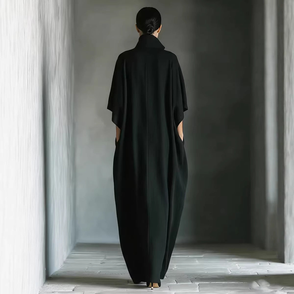 Langes Damenkleid mit halblangen Ärmeln und V-Ausschnitt