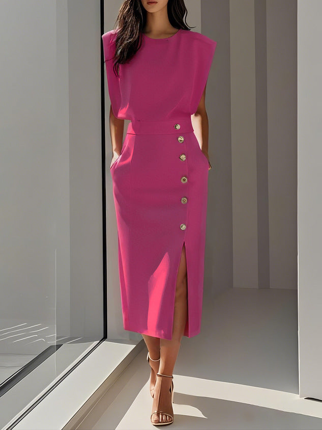 Tailliertes Kleid mit Schlitz