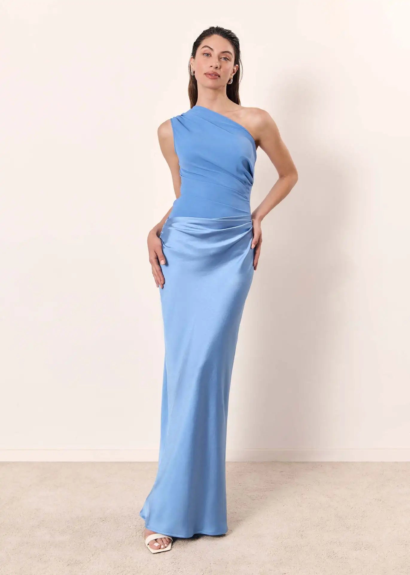 Sophia | Maxikleid mit einer Schuld in Satin