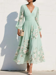 Mintgrünes, plissiertes Chiffon-Maxikleid mit Blumenmuster