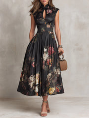 Schwarzes, plissiertes Midi-Seidenkleid mit Blumenmuster und hohem Kragen