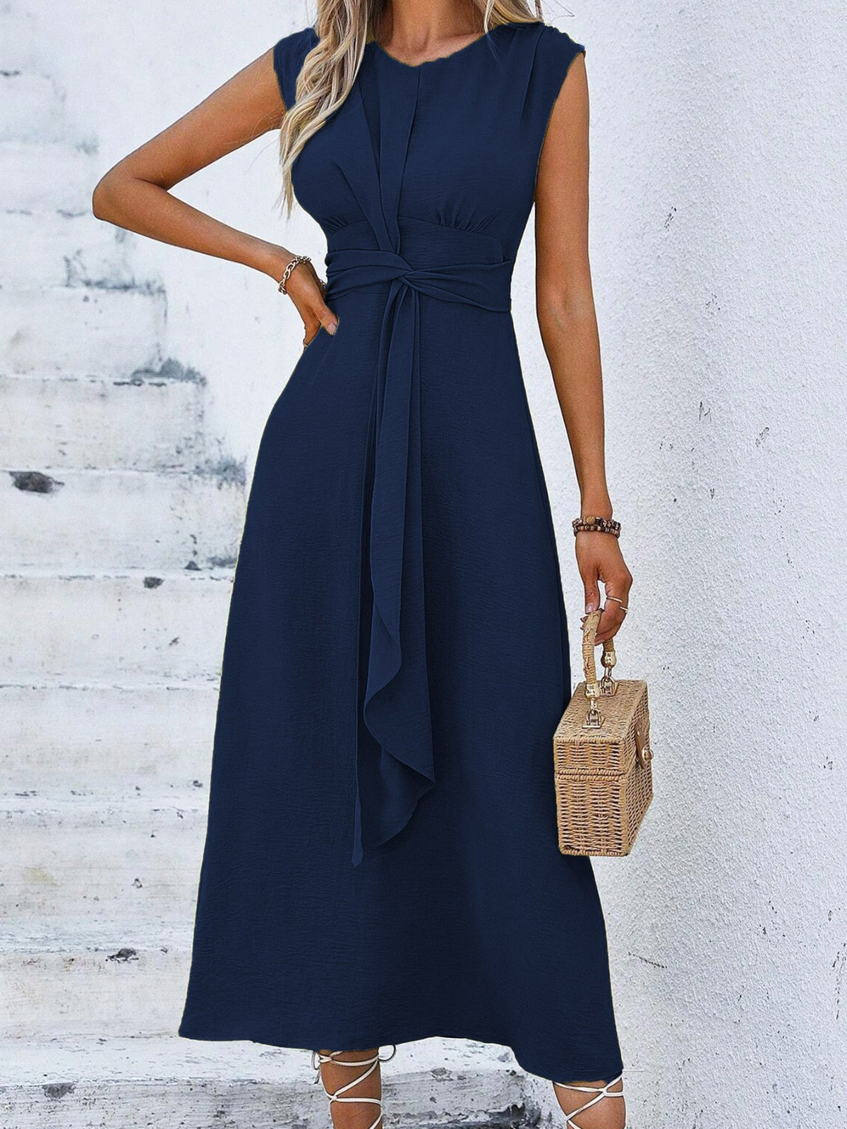 Eva – Elegantes ärmelloses Kleid mit verstellbarem Gürtel